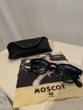 MOSCOT USA LEMTOSH Black Retro Round Sunglasses - Green-Tinted Lenses